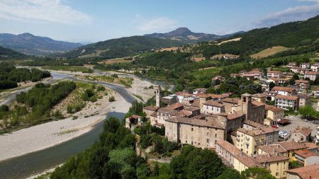 Foto de Europa, Italia, Emilia Romaña Val Trebbia - vista aérea de drones de la sequía fluvial y la aridez del agua de emergencia - el cambio climático y el calentamiento global - Imagen libre de derechos