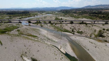 Téléchargez les photos : Drone vue aérienne du pont sur la sécheresse et l'aridité des rivières urgence hydrique - changement climatique et réchauffement climatique après l'ouragan et les inondations - en image libre de droit