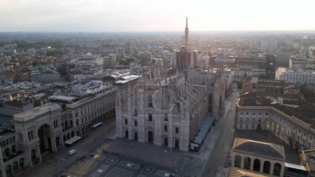 Foto de Europa, Italia, Milán 08-18-23 - Drone vista aérea de Piazza Duomo catedral gótica en el centro - Duomo Unesco Patrimonio de la Humanidad atracción turística - vista de la ciudad durante el amanecer - Imagen libre de derechos