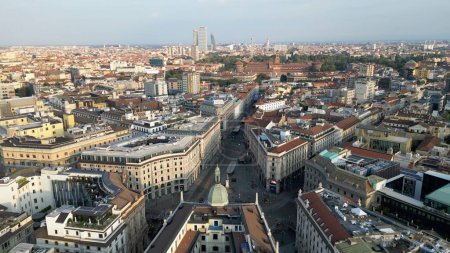 Foto de Europa, Italia, Milán 17-08-2023 - Vista aérea desde el dron del centro de Milán - Cordusio, el castillo de Sforza y el distrito de Citylife durante el amanecer - Atracción turística y turismo - Imagen libre de derechos