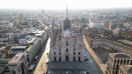 Téléchargez les photos : Europe, Italie, Milan 08-18-23 - Vue aérienne par drone de la cathédrale gothique Piazza Duomo au centre-ville - attraction touristique du patrimoine mondial de l'Unesco - vue de la ville au lever du soleil - en image libre de droit