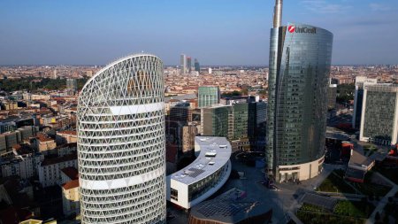 Foto de Europa, Italia, Milán 18-08-23 Drone vista aérea de la plaza Gea Aulenti en el distrito de Garibaldi con nuevos rascacielos modernos en el centro - Imagen libre de derechos