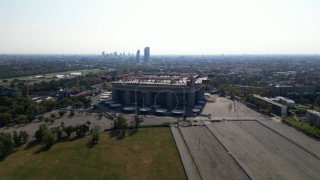 Foto de Europa, Italia, MIlan 08-23-23 Europa, Italia, Milán Hipódromo de La Maura donde Milán A.C. quiere hacer el nuevo estadio de fútbol en lugar de San Siro - vista aérea de drones - Imagen libre de derechos