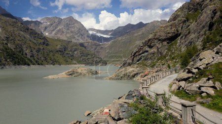 Foto de Europa, Italia, Sondrio, Lombardía, Alpe Gera en el glaciar Fellaria - presa en Mountain View desde el dron - escasez de agua debido a la sequía - cambio climático y calentamiento global - Imagen libre de derechos