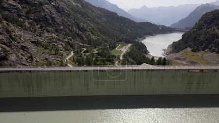 Téléchargez les photos : Europe, Italie, Sondrio, Lombardie, Alpe Gera dans le glacier Fellaria - barrage en montagne Vue du drone - pénurie d'eau due à la sécheresse - changement climatique et réchauffement climatique - en image libre de droit