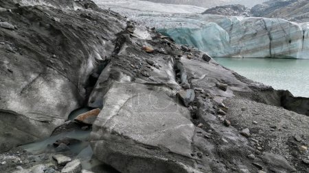 Téléchargez les photos : Europe, Italie, Sondrio Valmalenco Alpe Gera- Vue par drone du glacier Fellaria dans les Alpes - la fonte rapide de l'iceberg glaciaire provoque une élévation du niveau de la mer. Le réchauffement climatique et le changement climatique causent sécheresse et aridité - en image libre de droit