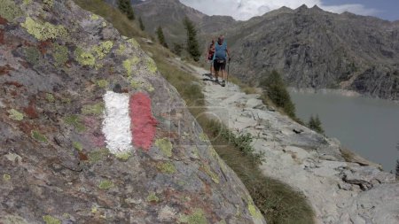 Téléchargez les photos : Vue sur le sentier de montagne pour la randonnée et la marche dans la nature dans les Alpes - en image libre de droit