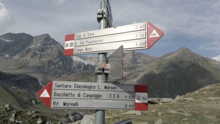 Foto de Sondrio, Italia, presa de Alpe Gera 09,08,2023 ruta de senderismo y senderismo en la naturaleza en el valle del Val Malenco Alpes italianos señales para caminar en la montaña destino natural Glaciar Fellaria - Imagen libre de derechos