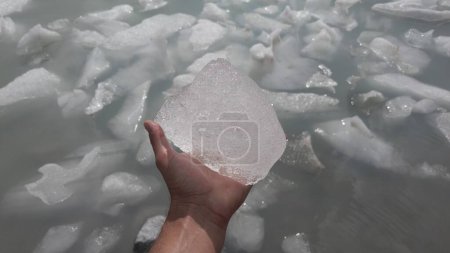 Téléchargez les photos : Bloc de glace à portée de main - Les icebergs se détachent du glacier en fusion en raison du réchauffement climatique - Changement climatique et élévation du niveau de la mer en raison des températures élevées - Glacier Fellaria Italie, Europe - en image libre de droit