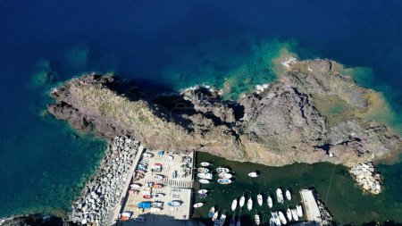 Téléchargez les photos : Europe, Italie, Framura est un petit village de la mer en Ligurie - vue aérienne des drones de la côte méditerranéenne - randonnée et trekking - en image libre de droit