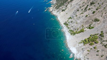 Foto de Vista desde el dron del mar Mediterráneo en Liguria con la costa que se desliza y crea playas naturales - cambio climático - verano y deseo de libertad - la tranquilidad del mar abierto - Imagen libre de derechos