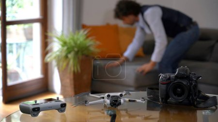 Foto de Italia, Milán - fotógrafo de bienes raíces utilizar drone profesional y la cámara para tomar fotos y video de la casa - rodaje en el interior de la casa - home staging para vender el apartamento de la propiedad - Imagen libre de derechos