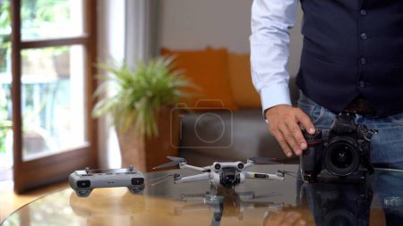 Téléchargez les photos : Italie, Milan - Photographe immobilier utilisant un drone professionnel et un appareil photo pour prendre des photos et des vidéos de la maison - prise de vue intérieure - home staging pour vendre l'appartement de la propriété - en image libre de droit
