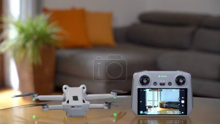 Foto de Italia, Milán - fotógrafo de bienes raíces utilizar drone profesional y la cámara para tomar fotos y video de la casa - rodaje en el interior de la casa - home staging para vender el apartamento de la propiedad - Imagen libre de derechos