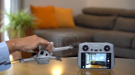 Téléchargez les photos : Italie, Milan - Photographe immobilier utiliser un drone professionnel et un appareil photo pour prendre des photos et des vidéos de la maison - tournage intérieur - home staging pour vendre l'appartement de la propriété - en image libre de droit