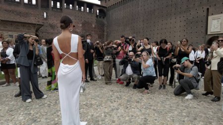 Téléchargez les photos : Europe, Italie 23-09-23 Milan fashion week - VIP, célébrités, influenceur et blogueur arrivent à l'événement de défilé de mode dans le château de Sforza - photographes de mode prenant des photos - photographie de rue - en image libre de droit
