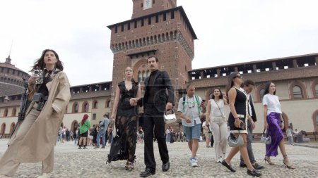 Foto de Europa, Italia 09-23-23 Milan fashion week - vip, celebridades, influencer y blogger llegan al evento de desfile de moda en el castillo de Sforza - fotógrafos de moda tomando fotos - fotografía callejera - Imagen libre de derechos