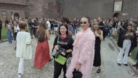 Foto de Europa, Italia 09-23-23 Milan fashion week - vip, celebridades, influencer y blogger llegan al evento de desfile de moda en el castillo de Sforza - fotógrafos de moda tomando fotos - fotografía callejera - Imagen libre de derechos
