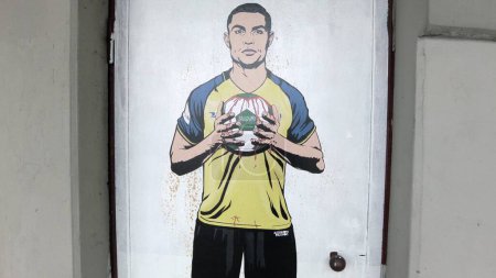 Foto de Europa, Italia, Milán 26-09-23 - Mancini, Ronaldo, Neymar y bin Salman, mural con bola de sangre en San Siro contra el fútbol árabe después de la Copa del Mundo en Qatar - Imagen libre de derechos