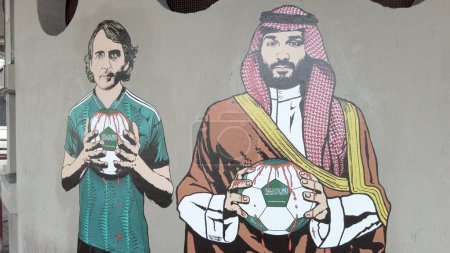 Téléchargez les photos : Europe, Italie, Milan 09-26-23 - Mancini, Ronaldo, Neymar et bin Salman, murale avec balle sanglante à San Siro contre le football arabe après la Coupe du monde au Qatar - en image libre de droit