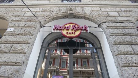 Foto de Europa, Italia, Milán 10-04-2023 - turistas y multitudes de personas visitan el centro de la ciudad - hacer un recorrido turístico de la atracción de la ciudad - Hard Rock Café Milán - Imagen libre de derechos