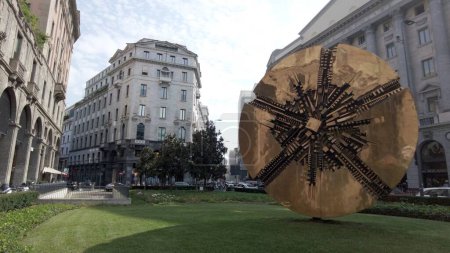 Téléchargez les photos : Italie - Milan 7 avril 2018 - Disco la sculpture d'Arnaldo Pomodoro dans le Corso Matteotti - en image libre de droit