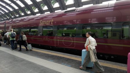 Téléchargez les photos : Europe, Italie, Milan 10-4-23 - Gare Centrale au centre-ville - Train rapide Italo 300km / h - la meilleure façon d'aller à Rome et Napoli de Milan - en image libre de droit