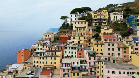 Foto de Europa, Italia, Liguria, Cinque Terre 20-10-23 Vista aérea Drone de Vernazza - La atracción turística popular Cinque Terre para turistas de todo el mundo Patrimonio de la Unesco - Imagen libre de derechos