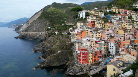 Téléchargez les photos : Europe, Italie, Ligurie, Cinque Terre 10-20-23 Drone vue aérienne de Vernazza - L'attraction touristique populaire des Cinque Terre pour les touristes du monde entier Patrimoine de l'Unesco - en image libre de droit