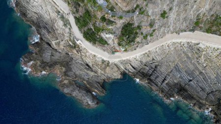 Foto de Europa, Italia, Liguria, Framura - vista aérea de drones de increíble paisaje marino en el parque nacional Tigullio con bosque de pinos y acantilado entre Framura Bonassola y Levanto camino peatonal - Cinque Terre - Imagen libre de derechos