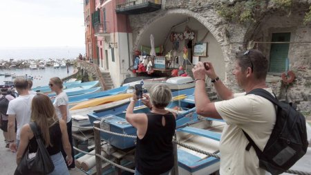 Téléchargez les photos : Europe, Italie, Ligurie, Cinque Terre Riomaggiore 10-18-23 - Les Cinque Terre sont une attraction touristique de plus en plus populaire pour les touristes du monde entier Patrimoine de l'Unesco - destination touristique - en image libre de droit