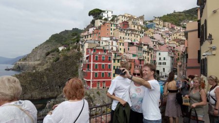 Foto de Europa, Italia, Liguria, Cinque Terre Riomaggiore 10-18-23 - Las Cinque Terre son una atracción turística cada vez más popular para los turistas de todo el mundo Patrimonio de la Unesco - destino turístico - Imagen libre de derechos