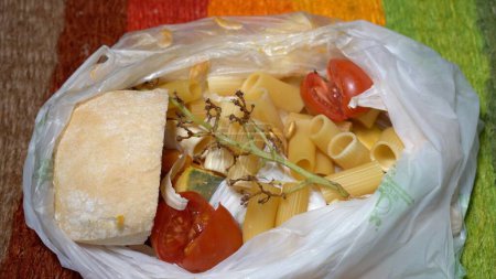 Téléchargez les photos : Collecte séparée des déchets domestiques organiques et humides à la maison avec un sac en plastique biodégradable - économie circulaire durable - Sauver la planète en évitant les déchets et la pollution - poubelle - en image libre de droit