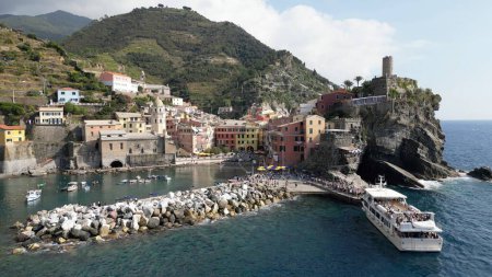 Foto de Europa, Italia, Liguria, Cinque Terre 10-20-23 Drone vista aérea de Vernazza - La atracción turística popular Cinque Terre para los turistas de todo el mundo Patrimonio de la Unesco - ferry turístico - Imagen libre de derechos