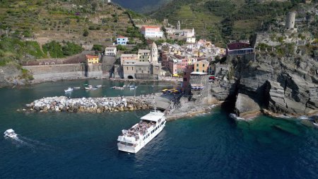 Téléchargez les photos : Europe, Italie, Ligurie, Cinque Terre 10-20-23 Drone vue aérienne de Vernazza - L'attraction touristique populaire des Cinque Terre pour les touristes du monde entier Patrimoine de l'Unesco - bateau de ferry touristique - en image libre de droit