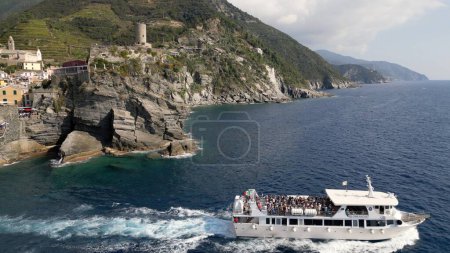 Foto de Europa, Italia, Liguria, Cinque Terre 10-20-23 Drone vista aérea de Vernazza - La atracción turística popular Cinque Terre para los turistas de todo el mundo Patrimonio de la Unesco - ferry turístico - Imagen libre de derechos