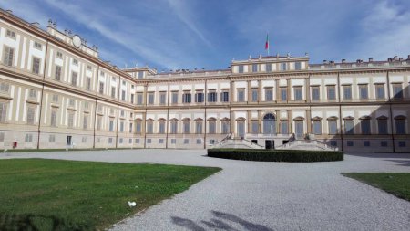 Foto de Europa, Italia 10-24-23 - Villa Reale en Monza Brianza Lombardía - edificio de estilo neoclásico de Giuseppe Piermarini como residencia privada de los Habsburgo - Imagen libre de derechos