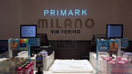 Foto de Europa, Italia, Milán 11-1-2023 - Nueva tienda de apertura Tienda Primark en el centro de la ciudad, Via Torino - Tienda de ropa más barata - Imagen libre de derechos