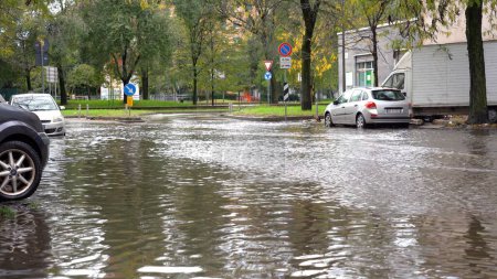 Foto de Europa, Italia, Milán 11-5-23 - inundación en la ciudad e inundaciones debido a las fuertes lluvias y las inundaciones de los ríos Lambro y Seveso - Los coches proceden a través de las calles inundadas - Imagen libre de derechos