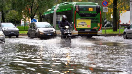 Téléchargez les photos : Europe, Italie, Milan 11-5-23 - inondations dans la ville et inondations dues aux fortes pluies et inondations des rivières Lambro et Seveso - Les voitures passent dans les rues inondées - en image libre de droit