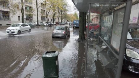 Foto de Europa, Italia, Milán 11-5-23 - inundación en la ciudad e inundaciones debido a las fuertes lluvias y las inundaciones de los ríos Lambro y Seveso - Los coches proceden a través de las calles inundadas - Imagen libre de derechos