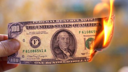 Téléchargez les photos : Un plan rapproché d'un billet d'un dollar brûlant - en image libre de droit