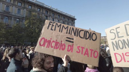 Foto de Europa, Italia, Milán 25-11-2023- 25 de noviembre Jornada mundial contra la violencia contra las mujeres - manifestación tras la muerte de Giulia Cecchettin - protesta de las mujeres víctimas del patriarcado - Imagen libre de derechos