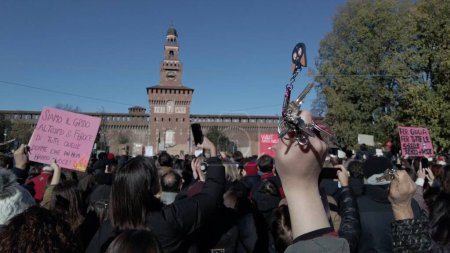 Téléchargez les photos : Europe, Italie, Milan 11-25-2023- 25 novembre Journée mondiale contre la violence faite aux femmes - manifestation après la mort de Giulia Cecchettin - protestation des femmes victimes du patriarcat - en image libre de droit