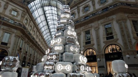 Foto de Europa, Italia, Milán 11-05-2023 Árbol de Navidad de moda Gucci en Vittorio Emanuele Galeria Catedral del Duomo - Imagen libre de derechos