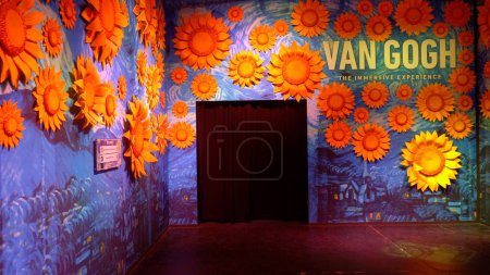 Téléchargez les photos : Europe, Italie, Milan 12-18-2023 Van Gogh digital art expo - Van Gogh : The Immersive Experience - Tournesols - en image libre de droit