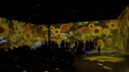 Foto de Europa, Italia, Milán 18-12-2023 Van Gogh digital art expo - Van Gogh: La experiencia inmersiva - Girasoles - Imagen libre de derechos