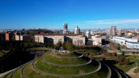 Téléchargez les photos : Milan, Italie 12-25-23 Drone view Industria Alfa Romeo park Portello in CityLife district. Casa Milan, Isozaky et Allianz gratte-ciel et nouveau parc vert en spirale dans le centre-ville- nouveaux gratte-ciel - en image libre de droit