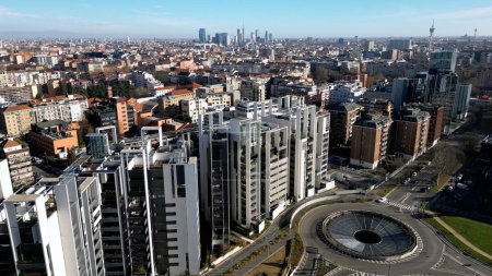 Téléchargez les photos : ITALIE, MILAN 12-25-2023 drone vue aérienne du quartier commerçant de CityLife nouveaux gratte-ciel - en image libre de droit