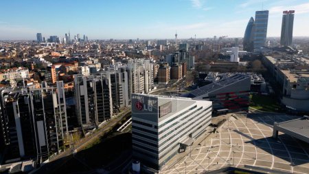 Téléchargez les photos : ITALIE, MILAN 12-25-2023 drone vue aérienne du quartier commerçant de CityLife nouveaux gratte-ciel - en image libre de droit